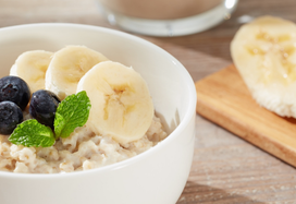AYMES porridge with banana and blueberries