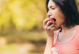 woman eating apple